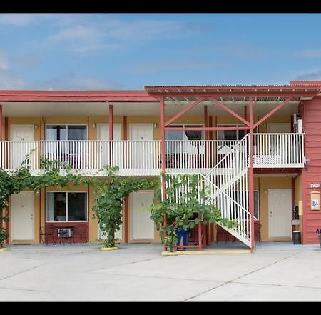 Maple Leaf Motel Inn Towne オソヨース エクステリア 写真