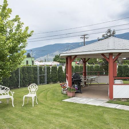 Maple Leaf Motel Inn Towne オソヨース エクステリア 写真