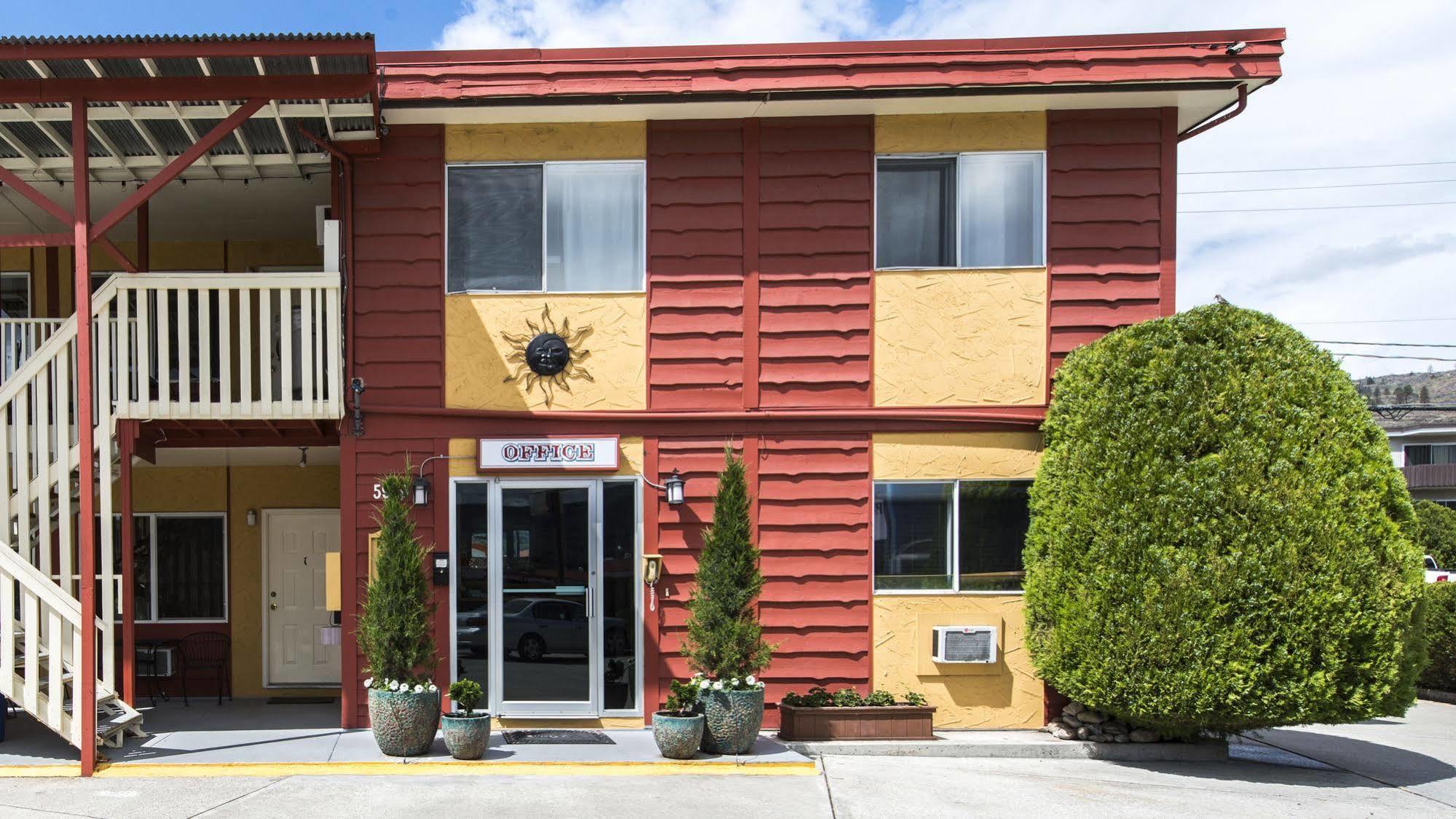 Maple Leaf Motel Inn Towne オソヨース エクステリア 写真