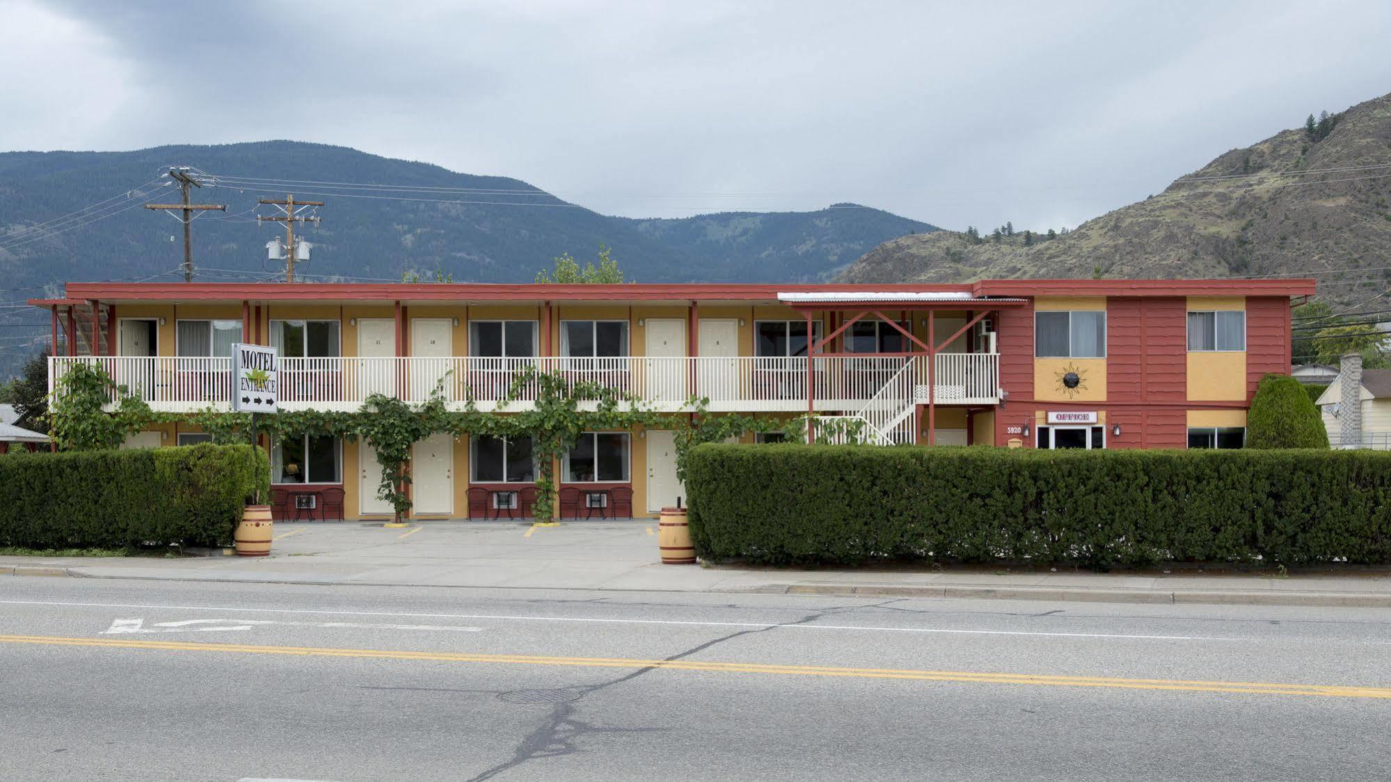 Maple Leaf Motel Inn Towne オソヨース エクステリア 写真