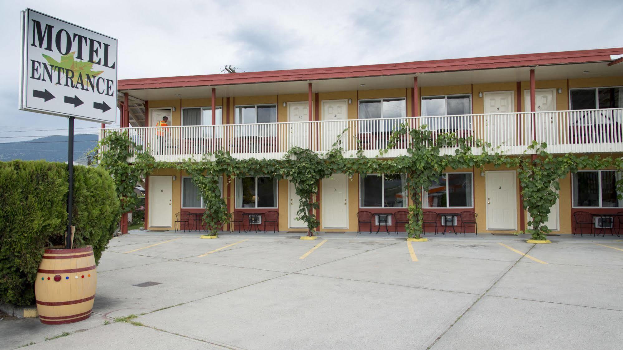 Maple Leaf Motel Inn Towne オソヨース エクステリア 写真