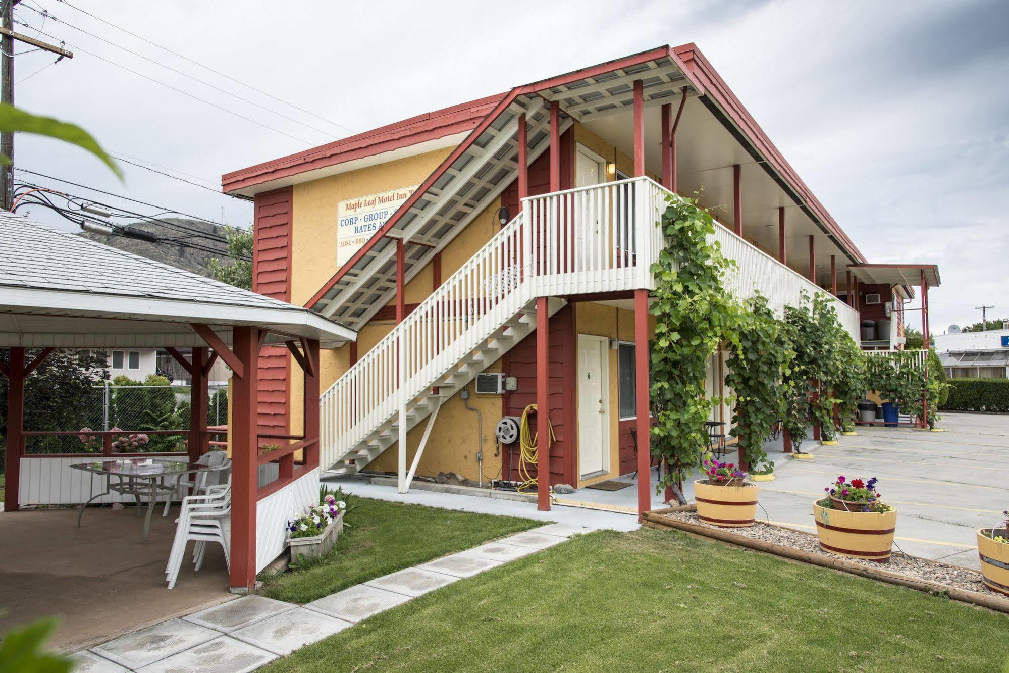 Maple Leaf Motel Inn Towne オソヨース エクステリア 写真