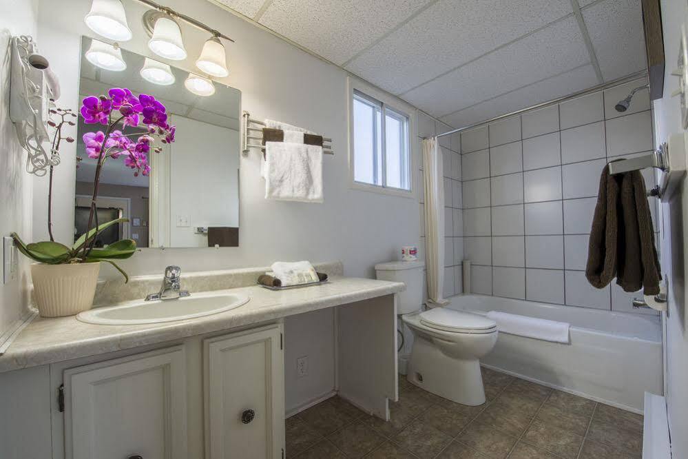 Maple Leaf Motel Inn Towne オソヨース エクステリア 写真