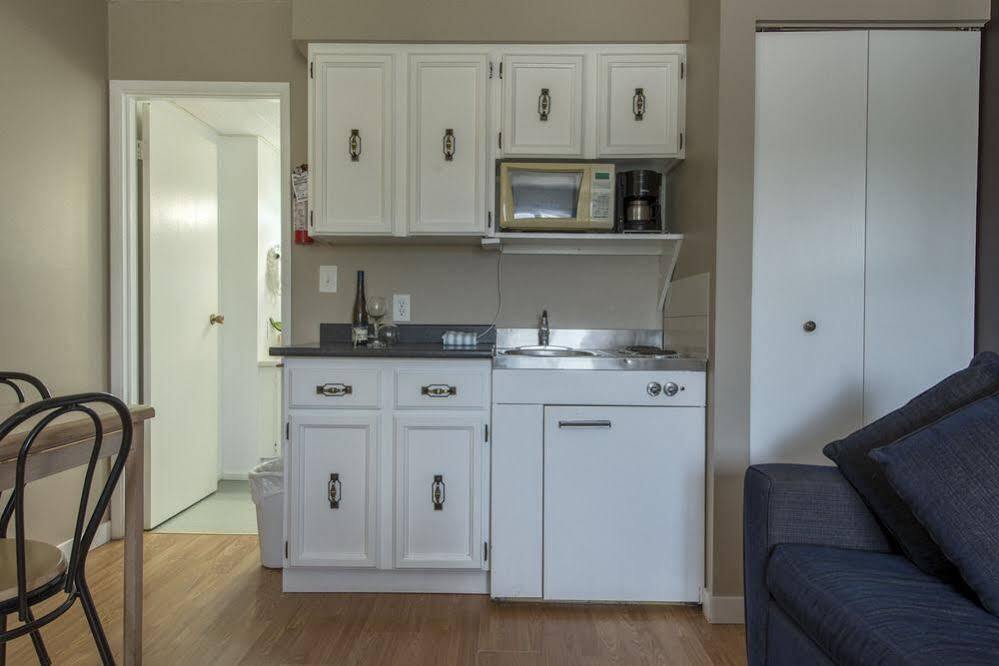 Maple Leaf Motel Inn Towne オソヨース エクステリア 写真